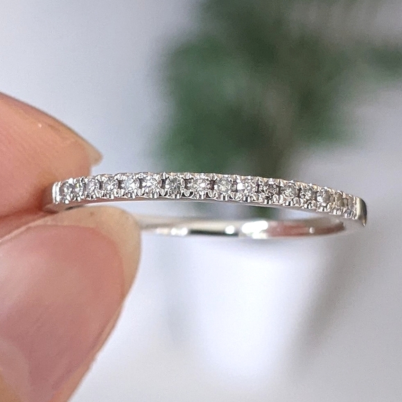 10K solid white gold diamond half eternity ring - Picture 1 of 12